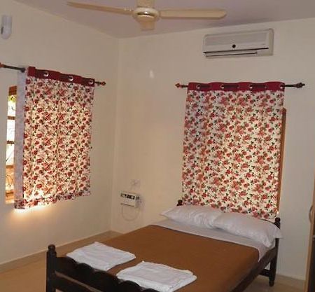 The Crib Hotel Morjim Exterior photo