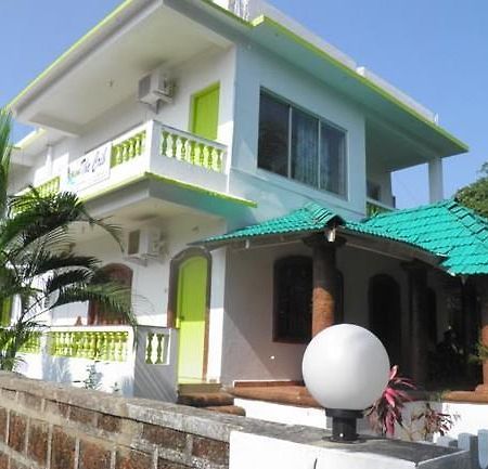 The Crib Hotel Morjim Exterior photo