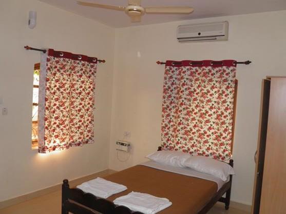 The Crib Hotel Morjim Exterior photo