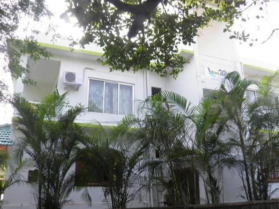 The Crib Hotel Morjim Exterior photo
