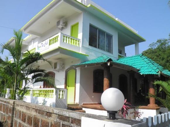 The Crib Hotel Morjim Exterior photo