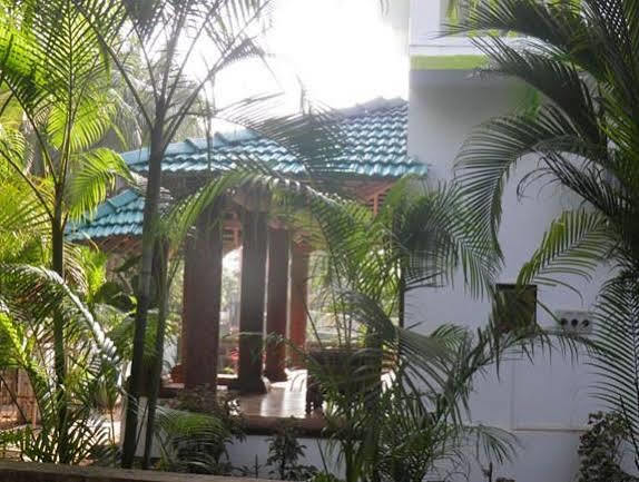The Crib Hotel Morjim Exterior photo